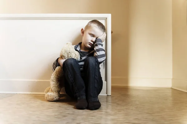 Criança problema perturbado perto do conceito de escada para bullying, estresse de depressão — Fotografia de Stock