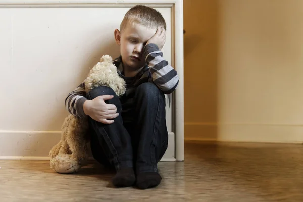 Criança problema perturbado perto do conceito de escada para bullying, estresse de depressão — Fotografia de Stock