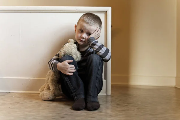 Aufgebrachtes Problemkind in der Nähe des Treppenhauses: Mobbing, Depressionsstress — Stockfoto