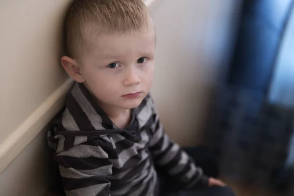 Проблема дитини на сходах концепція знущань, депресії стресу — стокове фото