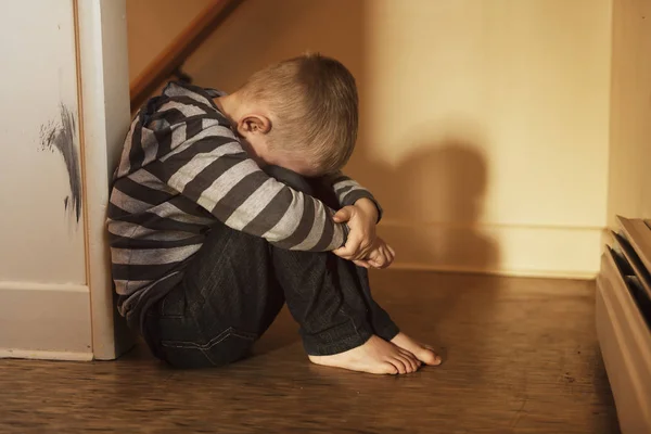 いじめ、うつ病ストレスのため階段の概念に近い動揺の問題児 — ストック写真