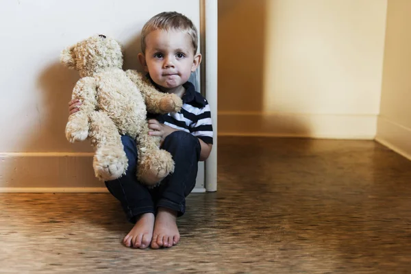 Criança problema perturbado perto do conceito de escada para bullying, estresse de depressão — Fotografia de Stock