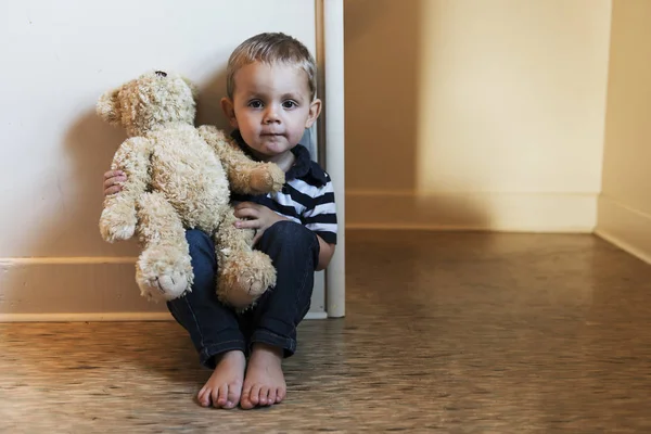 Problema sconvolto bambino vicino al concetto di scala per bullismo, stress da depressione — Foto Stock