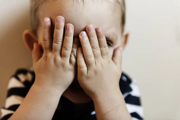 Faccia a faccia Concetto di bambino problematico per bullismo, stress depressivo — Foto Stock