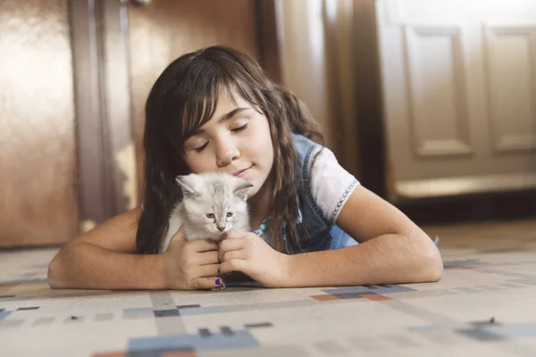 Gammal Med Kattunge Hemma — Stockfoto