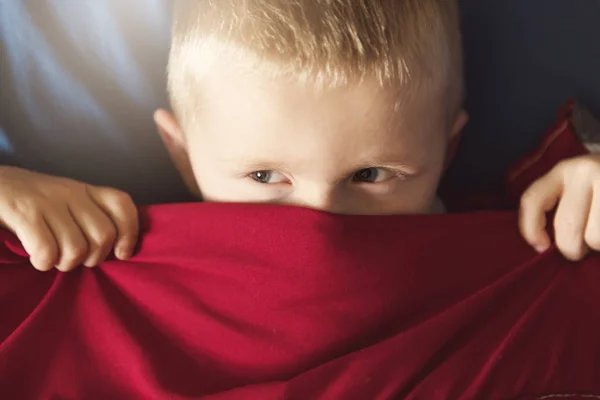 Lindo niño de 5-6 años durmiendo en casa — Foto de Stock