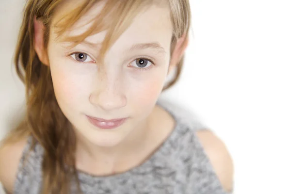 Lindo retrato alegre niña, aislado sobre fondo gris cabeza roja — Foto de Stock