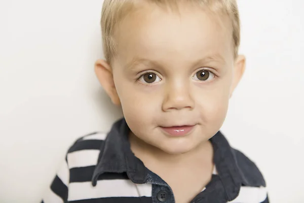 Idade 2 anos de idade menino sobre fundo branco — Fotografia de Stock