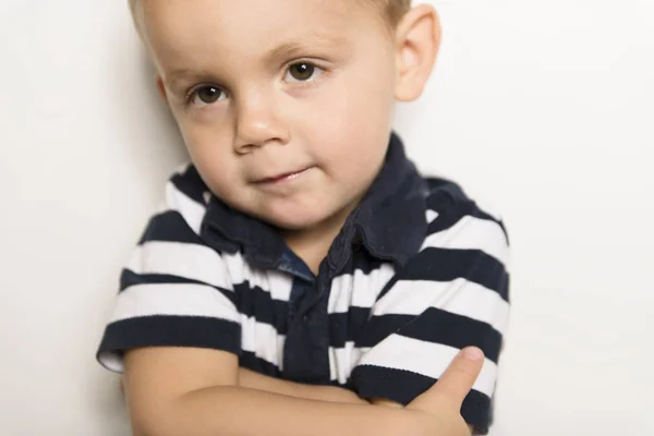 Âge 2 ans garçon sur fond blanc — Photo