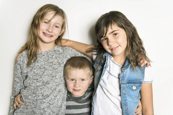 Infancia, amor, felicidad y lazos familiares. Retrato interior de hermosos niños lindos hermanas y hermano —  Fotos de Stock