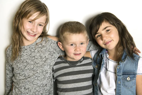 Jeugd, liefde, geluk en familie obligaties. Indoor portret van mooie schattige kinderen zussen en broer — Stockfoto