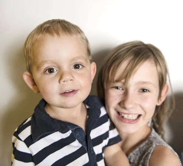 Счастливые дети сестра девушка держит его брата — стоковое фото