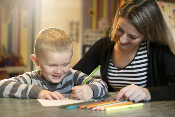 Милый мальчик рисует в детском саду. Творческий ребенок в игровой школе — стоковое фото