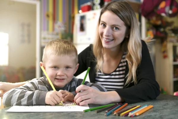 Netter kleiner Junge zeichnet im Kindergarten. Kreatives Kind im Kindergarten — Stockfoto