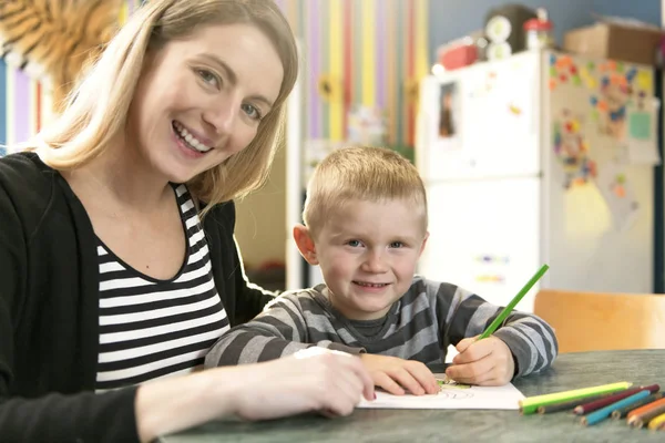 Netter kleiner Junge zeichnet im Kindergarten. Kreatives Kind im Kindergarten — Stockfoto