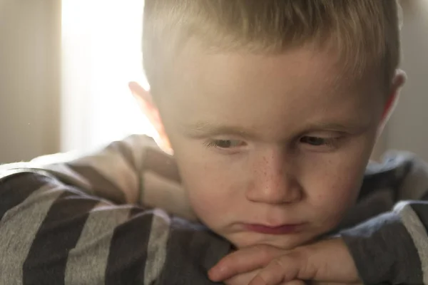 Problema de molestia niño sentarse en la silla concepto de bullying, depresión estrés —  Fotos de Stock