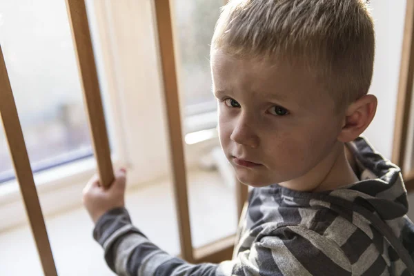 Ideges problémás gyerek fogalom, a megfélemlítés, depresszió, stressz — Stock Fotó