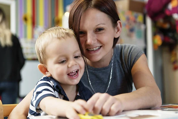 Netter kleiner Junge zeichnet im Kindergarten. Kreatives Kind im Kindergarten — Stockfoto