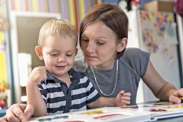 Netter kleiner Junge zeichnet im Kindergarten. Kreatives Kind im Kindergarten — Stockfoto