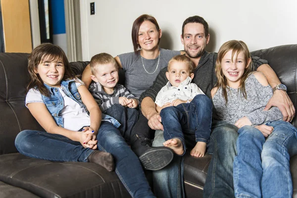 リビング ルームで楽しい家族の肖像画。一緒に自宅で時間を過ごす幸せな家族. — ストック写真
