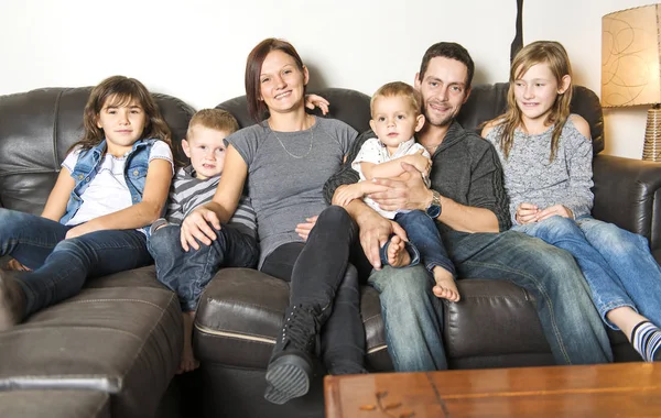 Retrato de família se divertindo na sala de estar. Família feliz passar o tempo em casa juntos . — Fotografia de Stock