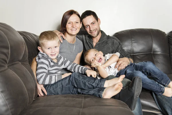 Retrato de família se divertindo na sala de estar. Família feliz passar o tempo em casa juntos . — Fotografia de Stock