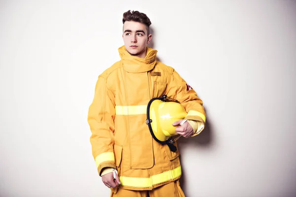 Εικόνα από ενός νεαρού πυροσβέστη στον τοίχο του στούντιο λευκό — Φωτογραφία Αρχείου