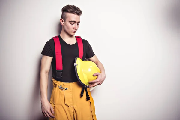 Photo d'un jeune pompier prospère en studio — Photo