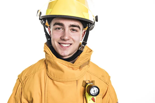 Bild eines jungen Feuerwehrmannes an weißer Studiowand — Stockfoto