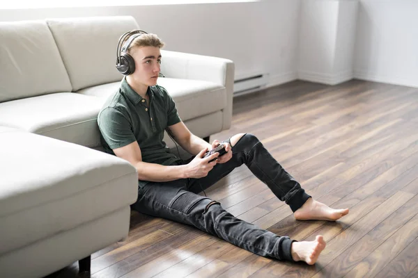 Young attractive man playing video games in the livingroom — Stock Photo, Image