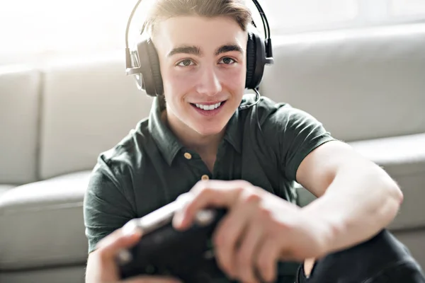 Young attractive man playing video games in the livingroom — Stock Photo, Image