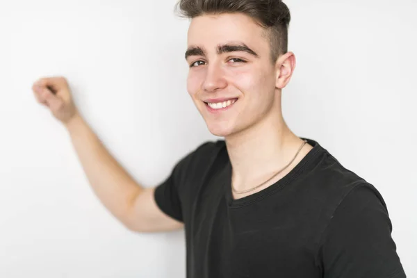 Retrato de jovem sorrindo bonito adolescente na parede branca — Fotografia de Stock