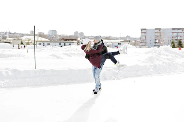 Couple in sunny winter nature ice skating — Stock Photo, Image