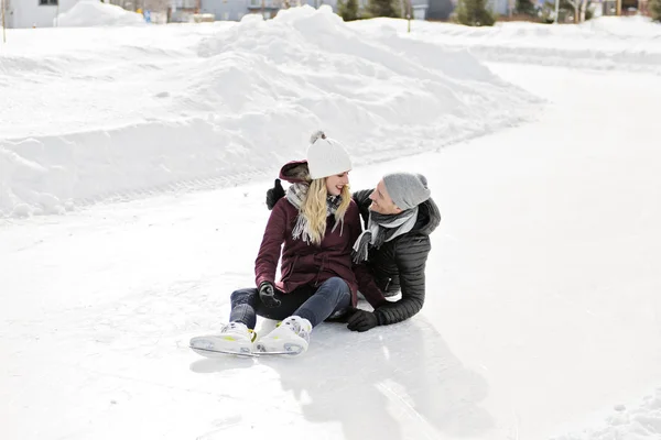 Couple in sunny winter nature ice skating — Stock Photo, Image