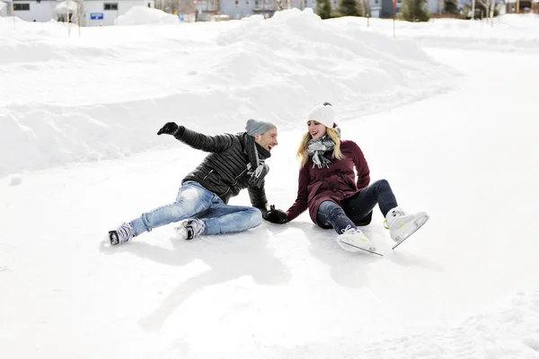Couple in sunny winter nature ice skating — Stock Photo, Image