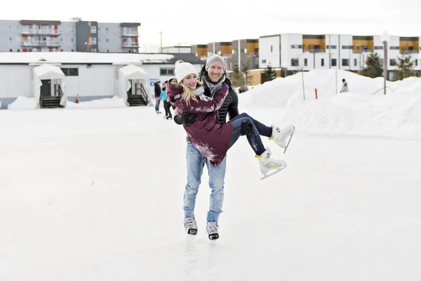 Casal no inverno ensolarado natureza patinação no gelo — Fotografia de Stock