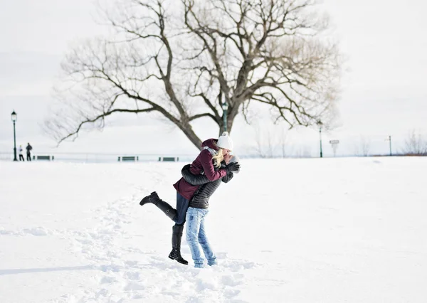 Una giovane coppia fuori in inverno con albero sul retro — Foto Stock