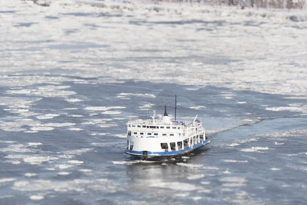 Passenger Ferry atravessa o rio congelado de Levis para Quebec — Fotografia de Stock