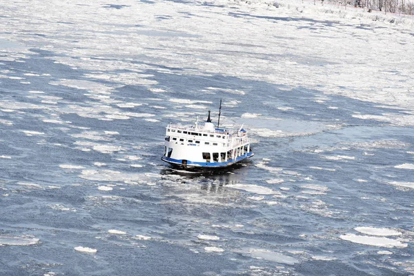 旅客フェリーは、ケベックにリーバイスから冷凍のセント ・ ローレンス川を横切る — ストック写真
