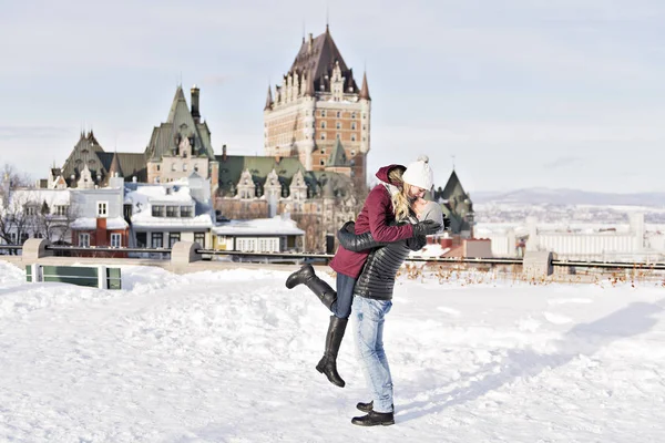 Jovem casal fora no inverno com Quebec cidade Chateau frontenac — Fotografia de Stock