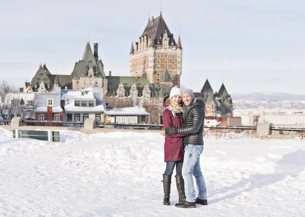 Jovem casal fora no inverno com Quebec cidade Chateau frontenac — Fotografia de Stock