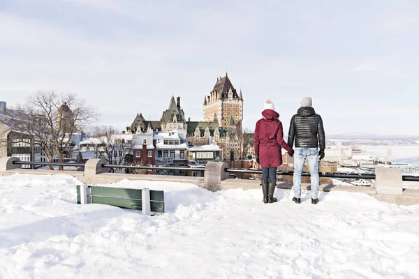 Pareja joven fuera en invierno con Quebec ciudad Chateau frontenac — Foto de Stock
