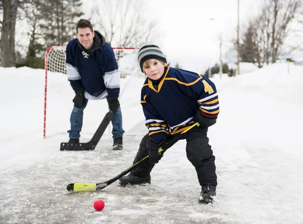 Ein netter Vater und Sohn beim Hockeyspielen — Stockfoto