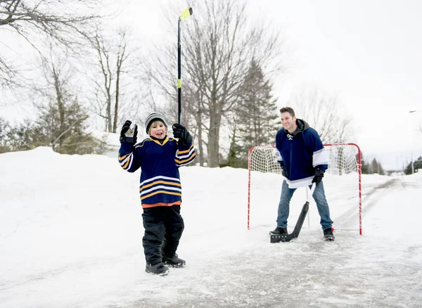 Un père et son fils s'amusent à jouer au hockey — Photo