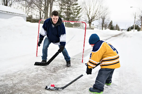 Vater und Sohn haben Spaß beim Hockey spielen — Stockfoto