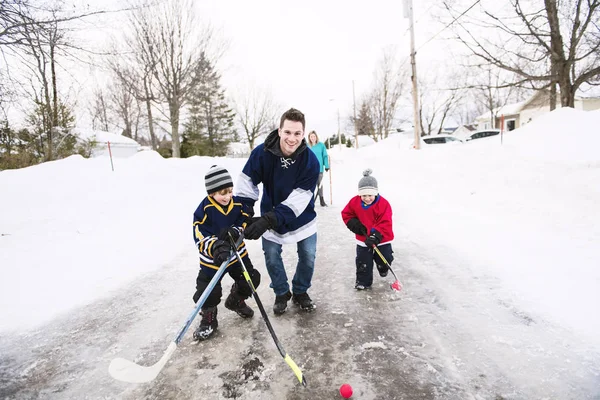 Vater Und Sohn Haben Spaß Beim Hockey Spielen — Stockfoto