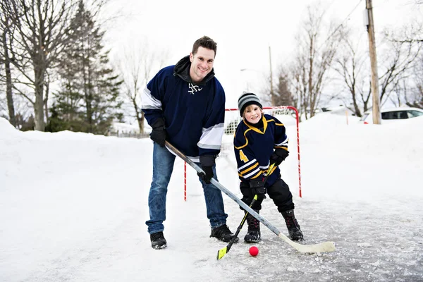 Хороший батько і син грають в хокей — стокове фото