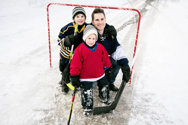 Vater und Sohn haben Spaß beim Hockey spielen — Stockfoto