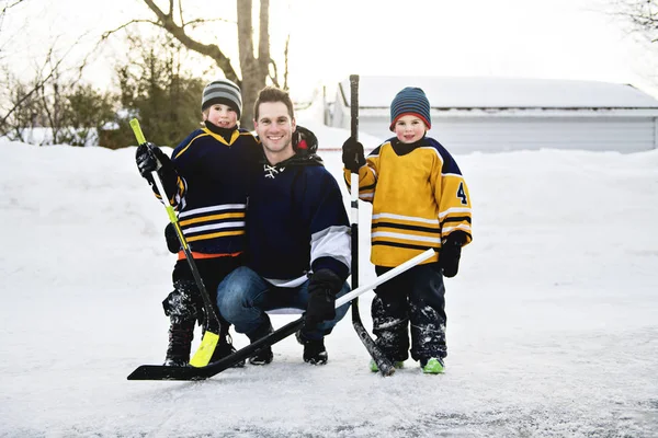 Vater und Sohn haben Spaß beim Hockey spielen — Stockfoto