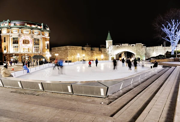 Escena de patinaje nocturno desde Place dYouville quebec —  Fotos de Stock